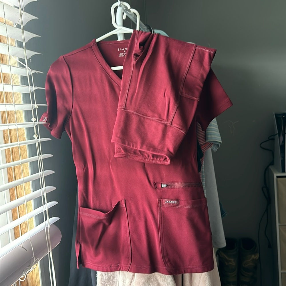 Jaanuu scrub set